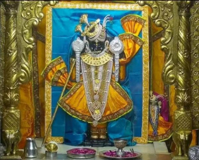 DWARKA HOME STAY Non AC rooms Hall For family only